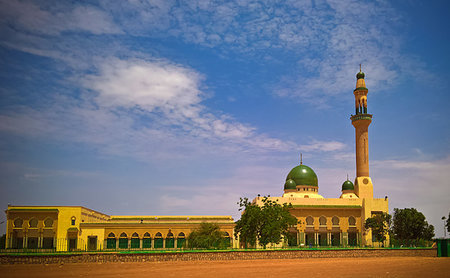 exterior view to Niamey Grand mosque, Funded with money from Libyan Government of Gaddafi, Niamey, Niger Foto de stock - Super Valor sin royalties y Suscripción, Código: 400-09223269