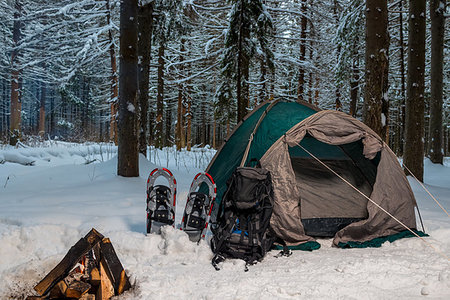 simsearch:400-07899385,k - tent on the snow in the winter forest and bonfire Stock Photo - Budget Royalty-Free & Subscription, Code: 400-09223292
