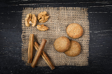 simsearch:400-09186057,k - three oatmeal cookies, three cinnamon sticks and walnuts on burlap Foto de stock - Super Valor sin royalties y Suscripción, Código: 400-09223707