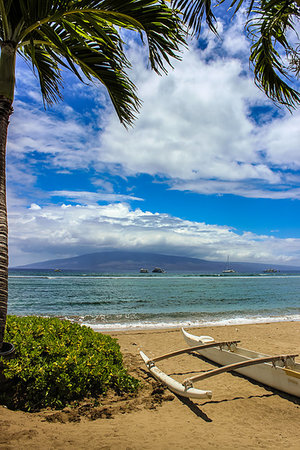 Beautiful view of Molokai Island from Kaanapali Beach, Maui, Hawaii Foto de stock - Super Valor sin royalties y Suscripción, Código: 400-09223731