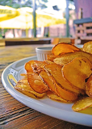 simsearch:400-08223312,k - Plate of home made potato chips with sauce. Closeup view Photographie de stock - Aubaine LD & Abonnement, Code: 400-09223924