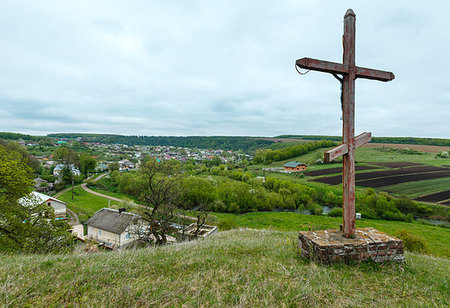 simsearch:400-05243959,k - Wooden christianity religious cross near Rukomysh Cave temple and spring country fields and village, Buchach District, Ternopil Region, Ukraine. Foto de stock - Royalty-Free Super Valor e Assinatura, Número: 400-09223948