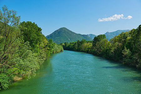 simsearch:400-09237738,k - spring season on the river Toce with forest on the sides and mountains in the background and clouds in the sky Foto de stock - Royalty-Free Super Valor e Assinatura, Número: 400-09237740