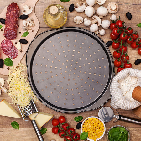 simsearch:400-08960199,k - Ingredients around baking pan ready to make a fresh homemade pizza - with large copy space in the middle Stock Photo - Budget Royalty-Free & Subscription, Code: 400-09237772