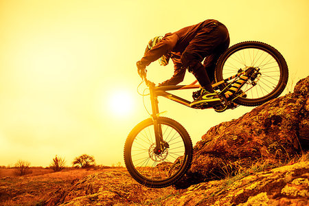 simsearch:400-09132505,k - Professional Cyclist Riding the Mountain Bike Down the Rocky Hill. Extreme Sport and Enduro Biking Concept. Foto de stock - Super Valor sin royalties y Suscripción, Código: 400-09237792