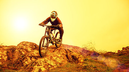 simsearch:400-09132505,k - Professional Cyclist Riding the Mountain Bike Down the Rocky Hill. Extreme Sport and Enduro Biking Concept. Foto de stock - Super Valor sin royalties y Suscripción, Código: 400-09237793