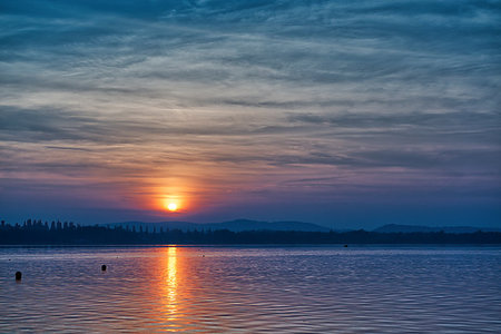 simsearch:400-09237738,k - great sunset over the lake of Varese in autumn season with amazing cloudy sky Foto de stock - Royalty-Free Super Valor e Assinatura, Número: 400-09237877