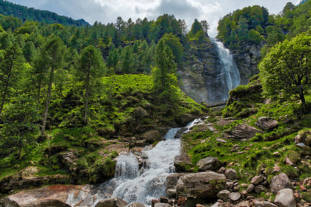 simsearch:400-09237738,k - Big Waterfall in the forest, spring season near the little ancient village of Sonogno in Switzerland Foto de stock - Royalty-Free Super Valor e Assinatura, Número: 400-09237878