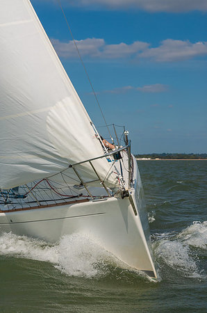 simsearch:400-09237900,k - Close up of sailing boat, sail boat or yacht at sea with white sails Foto de stock - Super Valor sin royalties y Suscripción, Código: 400-09237902