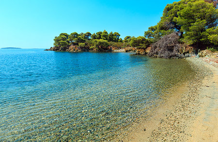 simsearch:400-08887977,k - Morning summer Aegean Sea rocky coast landscape with pine trees on shore and beach, Sithonia (near Ag. Kiriaki), Halkidiki, Greece. Foto de stock - Super Valor sin royalties y Suscripción, Código: 400-09237960