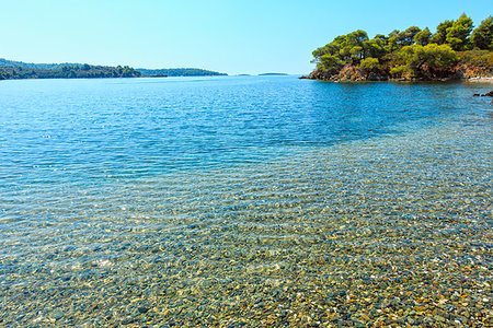 simsearch:400-08887977,k - Morning summer Aegean Sea rocky coast landscape with pine trees on shore and beach, Sithonia (near Ag. Kiriaki), Halkidiki, Greece. Foto de stock - Super Valor sin royalties y Suscripción, Código: 400-09237961