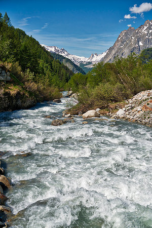 simsearch:400-09238153,k - the river in Val Ferret during the melting of snow in spring, Aosta Valley - Italy Stockbilder - Microstock & Abonnement, Bildnummer: 400-09238046