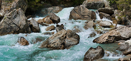 simsearch:400-09238153,k - the rapids of the river that flows between the rocks during the melting snow Stockbilder - Microstock & Abonnement, Bildnummer: 400-09238124