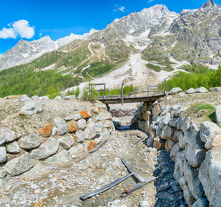 simsearch:400-09237738,k - pedestrian bridge destroyed by an avalanche in winter, landscape in Ferret valley with mountains Grandes Jorasses in background Foto de stock - Royalty-Free Super Valor e Assinatura, Número: 400-09238123