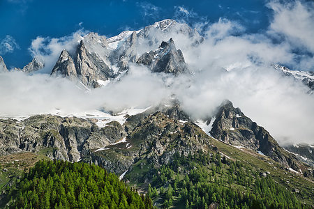 clouds over the top of the mountains of Mont Blanc Group Aosta Valley in spring season with blue sky in background Foto de stock - Super Valor sin royalties y Suscripción, Código: 400-09238156