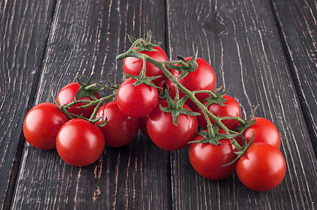 simsearch:400-07212038,k - Branches cherry tomatoes on wooden table. Blurred background. Stock Photo - Budget Royalty-Free & Subscription, Code: 400-09238269
