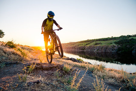 simsearch:400-09141350,k - Professional Cyclist Riding the Downhill Mountain Bike on the Summer Rocky Trail at Sunset. Extreme Sport and Enduro Cycling Concept. Photographie de stock - Aubaine LD & Abonnement, Code: 400-09238273