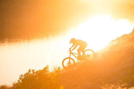 simsearch:400-08298519,k - Professional Cyclist Riding the Downhill Mountain Bike on the Summer Rocky Trail at Sunset. Extreme Sport and Enduro Cycling Concept. Photographie de stock - Aubaine LD & Abonnement, Code: 400-09238324