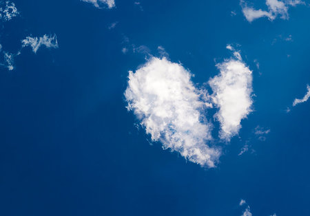 simsearch:400-04789565,k - a white cloud in the shape of a heart on a blue sky Stockbilder - Microstock & Abonnement, Bildnummer: 400-09268408