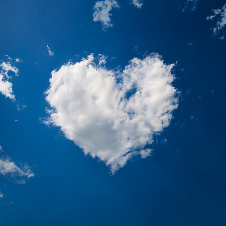 simsearch:400-04789565,k - a white cloud in the shape of a heart on a blue sky Stockbilder - Microstock & Abonnement, Bildnummer: 400-09268409
