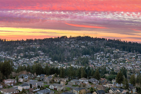 Colorful sunset sky over Happy Valley Oregon residential suburban neighborhood Foto de stock - Super Valor sin royalties y Suscripción, Código: 400-09268402