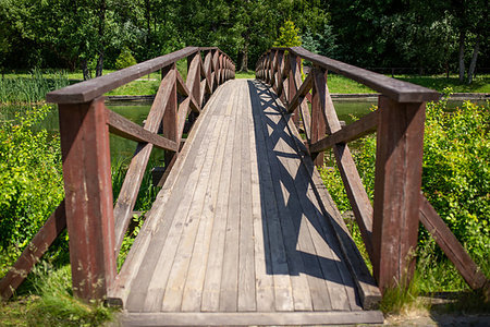 simsearch:400-04833071,k - Wooden bridge in the park in summer on a sunny day Photographie de stock - Aubaine LD & Abonnement, Code: 400-09274085