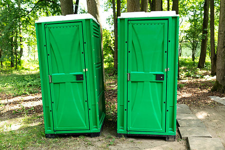 Bio toilet in the park in the summer Photographie de stock - Aubaine LD & Abonnement, Code: 400-09274088