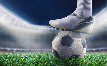 simsearch:400-09032434,k - Soccer player with soccerball on the lawn of a stadium ready for the match Stockbilder - Microstock & Abonnement, Bildnummer: 400-09274095