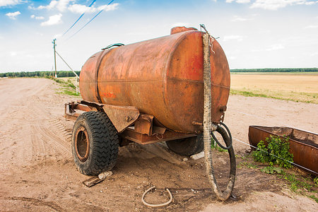 simsearch:400-07429043,k - trailer with water for cattle on the field. Foto de stock - Royalty-Free Super Valor e Assinatura, Número: 400-09274626