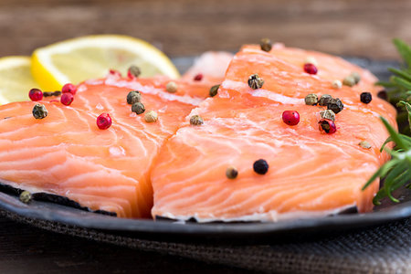simsearch:400-08187570,k - Raw Salmon Fish Fillet with Lemon, Spices and Fresh Herbs on Plate ready for Cooking Stockbilder - Microstock & Abonnement, Bildnummer: 400-09274675
