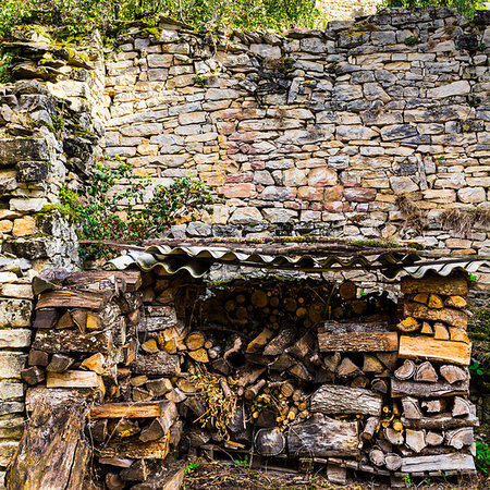 Sawed firewood dropped in a pile in the medieval city of Auxillac in France. Auxillac is a commune in the Lozere department in the Languedoc-Roussillon region in southeastern France. Fotografie stock - Microstock e Abbonamento, Codice: 400-09274724