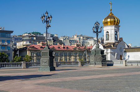 A fragment of the square at the Christ the Savior Cathedral in Moscow. View towards Soymonovsky proezd.  Sunny August morning. Fotografie stock - Microstock e Abbonamento, Codice: 400-09274934