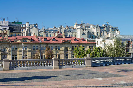 A fragment of the square at the Christ the Savior Cathedral in Moscow. View towards Soymonovsky proezd. Sunny August morning. Fotografie stock - Microstock e Abbonamento, Codice: 400-09274932
