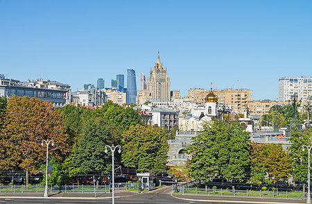 Moscow, view from the Patriarshy Bridge in the direction of Moscow International Business Center. Sunny August morning. Fotografie stock - Microstock e Abbonamento, Codice: 400-09274933