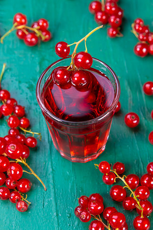 Red currant juice in glass with fruits on wood table. Focus on redcurrant in glass. Foto de stock - Super Valor sin royalties y Suscripción, Código: 400-09274990