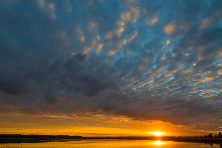 simsearch:400-09136289,k - beautiful clouds during sunset over the picturesque lake Photographie de stock - Aubaine LD & Abonnement, Code: 400-09275040