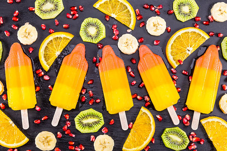 Fruit ice cream on stick on black slate board. Focus on Popsicles. Foto de stock - Super Valor sin royalties y Suscripción, Código: 400-09275155