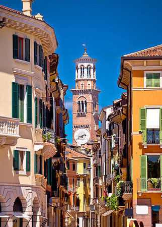 simsearch:400-05225584,k - Verona colorful street and Lamberti tower view, tourist destination in Veneto region of Italy Foto de stock - Super Valor sin royalties y Suscripción, Código: 400-09275306