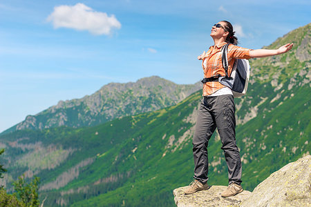 simsearch:400-08626705,k - portrait of a happy woman conquering a high mountain with a backpack enjoying freedom Foto de stock - Super Valor sin royalties y Suscripción, Código: 400-09275350