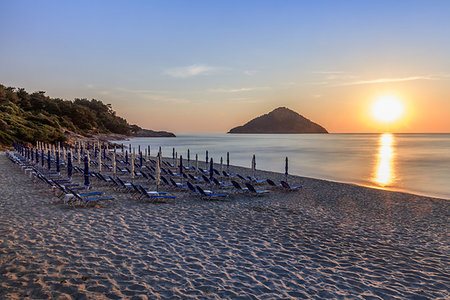 Paradise beach at sunrise. Thassos island Greece Photographie de stock - Aubaine LD & Abonnement, Code: 400-09275527