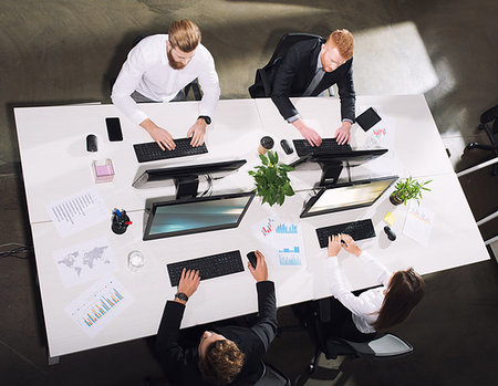 simsearch:400-09273583,k - Businessperson in a modern office connected on internet network. concept of partnership and teamwork Stockbilder - Microstock & Abonnement, Bildnummer: 400-09273351