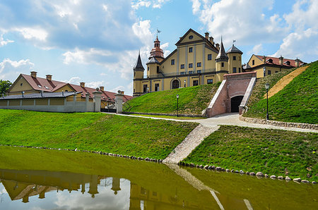 simsearch:400-04747820,k - beautiful castle with a moat very bright scenery, good weather Photographie de stock - Aubaine LD & Abonnement, Code: 400-09273382