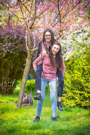 Two pretty sisters girls hugs and having fun together, wearing trendy clothes, positive emotions. Foto de stock - Super Valor sin royalties y Suscripción, Código: 400-09273512