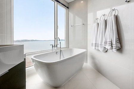 simsearch:600-06808780,k - white bathtub in condominium Stock Photo - Budget Royalty-Free & Subscription, Code: 400-09273905