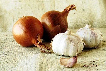 egypix (artist) - onion & garlic bulbs on jute cloth Stockbilder - Microstock & Abonnement, Bildnummer: 400-03908444