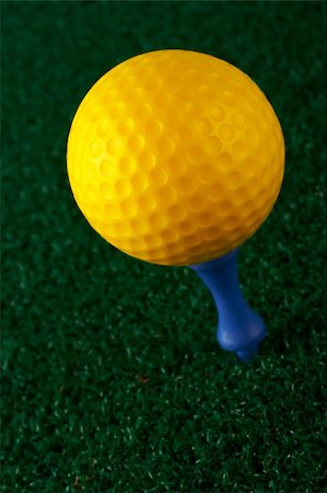 simsearch:400-04942642,k - Yellow golfball and blue tee on grass background Photographie de stock - Aubaine LD & Abonnement, Code: 400-03909053