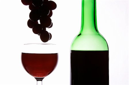 simsearch:400-04494805,k - Red wine and grapes in wihte background. Foto de stock - Super Valor sin royalties y Suscripción, Código: 400-03909151
