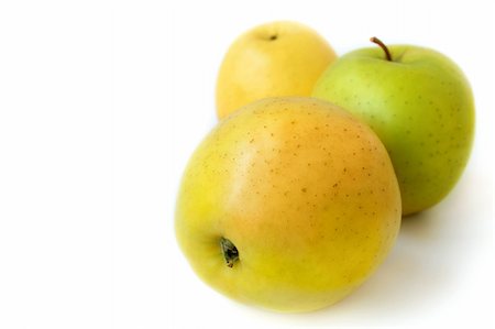 simsearch:400-07619844,k - three ripe delicious apples on a white background Foto de stock - Royalty-Free Super Valor e Assinatura, Número: 400-03909519