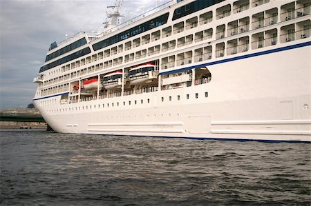 simsearch:400-07975148,k - Ocean liner at St. Petersburg's port in the summer evening. Clouded skies and culm water. Foto de stock - Super Valor sin royalties y Suscripción, Código: 400-03914044