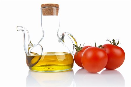 simsearch:400-03914146,k - Tomatoes and extra virgin olive oil reflected on white background Photographie de stock - Aubaine LD & Abonnement, Code: 400-03914146